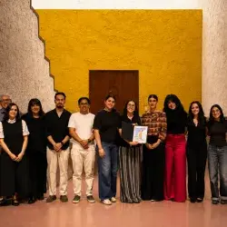 Estudiantes y profesores de Arquitectura del Tec de Monterrey campus Laguna en fotografía montada dentro de Casa Caballero en Gómez Palacio