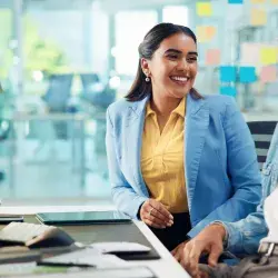 2 colegas de trabajo sonriendo