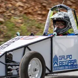 Piloto de campus Saltillo conduciendo el carro durante la competencia.