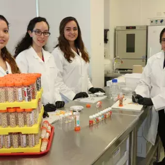 Alumnas en laboratorio