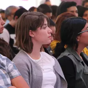 Alumno ponen atención a los ponentes 