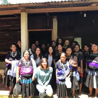 Alumnos con tejedoras de en MayaVinik