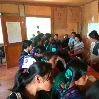 Alumnos con tejedoras de en MayaVinik