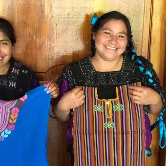 Alumnos con tejedoras de en MayaVinik