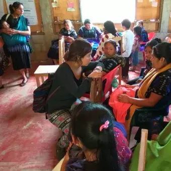 Alumnos con tejedoras de en MayaVinik