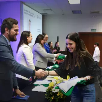 Alumnos recibiendo reconocimiento