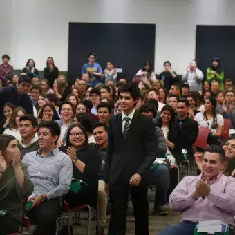 Alumnos recibiendo reconocimiento