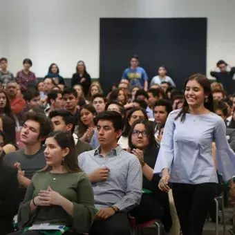 Alumnos recibiendo reconocimiento