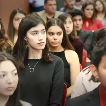 Alumnos recibiendo reconocimiento