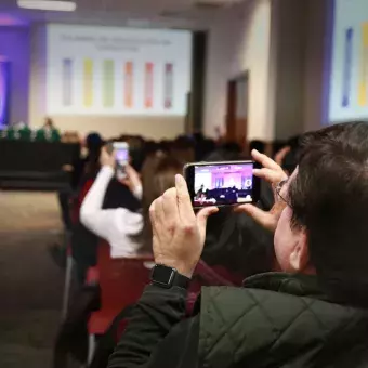 Alumnos recibiendo reconocimiento