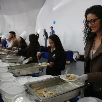 Profesores sirviendo chilaquiles