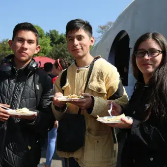 alumnos comiendo chilaquiles
