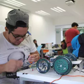 Alumno de Ingeniería armando Robot, en Campus Tampico.