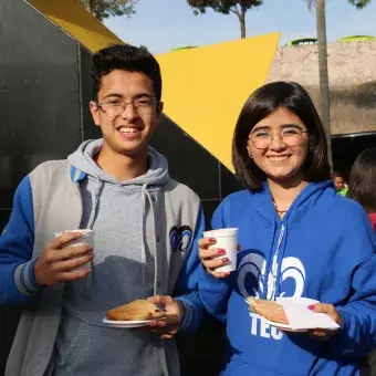 Alumnos de Prepa Tec disfrutando un rico desayuno