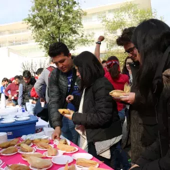 Alumnos de Profesional disfrutando un rico desayuno