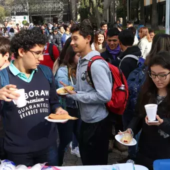 Alumnos de Profesional disfrutando un rico desayuno