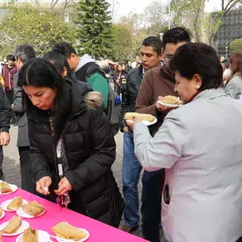 Alumnos de Profesional disfrutando un rico desayuno