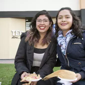 Alumnos de Profesional disfrutando un rico desayuno