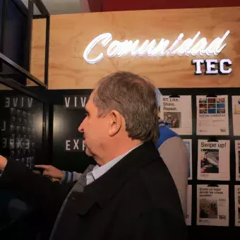 Salvador Alva, presidente del Tec de Monterrey, en la TecStore.