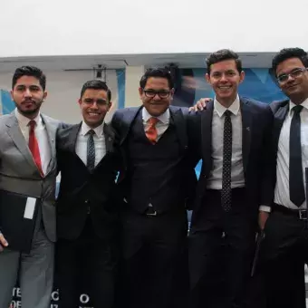 Alumnos graduados de nivel profesional.