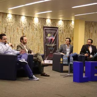 Participantes del panel debaten sobre la estabilidad de las criptomonedas.