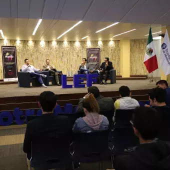 Participantes del panel charlan con alumnos sobre el papel de las criptomonedas.