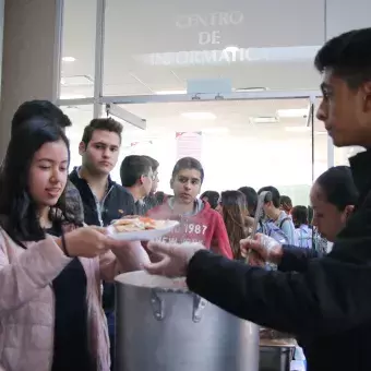 Los alumnos de preparatoria y profesional degustaron de los tradicionales chilaquiles por el inicio del semestre enero-mayo 2018.