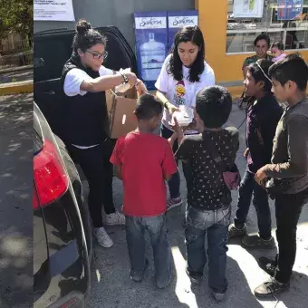 los chicos entregando las comidas