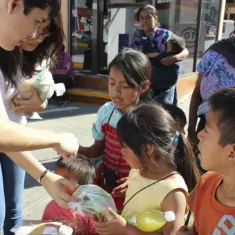 los chicos entregando las comidas