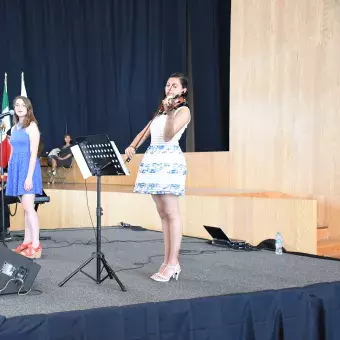 alumnas participando en ceremonia de excelencia