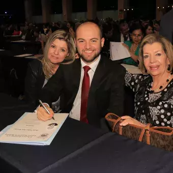 alumnos firmando título