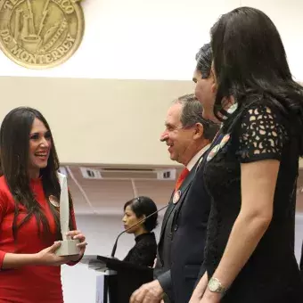 Laura Alejandra Grijalva recibiendo el Premio Mujer Tec 2018