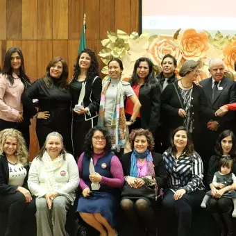 Colegas y amigos acudieron a la ceremonia para felicitar a las ganadoras