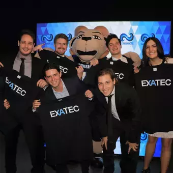 Alumnos con la mascota Tec.