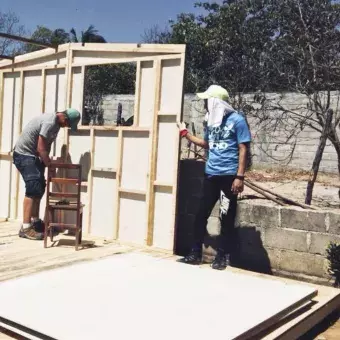 Levantando cada una de las paredes de la casa