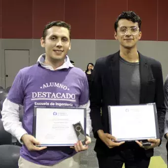 Alumnos de Biotecnología y Biomédico muestran con orgullo su reconocimiento