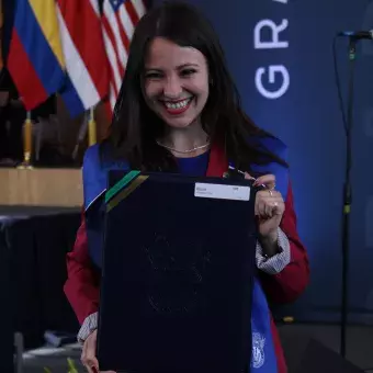 alumna graduada