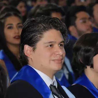 alumnos escuchando el mensaje de graduación