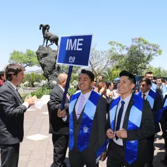 graduados en el desfile