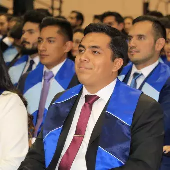 alumnos en la ceremonia de graduación