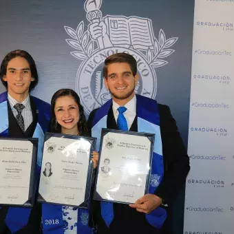 alumnos recién graduados