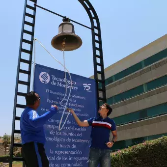 Para la inauguración se hizo sonar la campana en honor de los triunfos más recientes