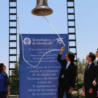 Para la inauguración se hizo sonar la campana en honor de los triunfos más recientes