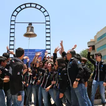 Para la inauguración se hizo sonar la campana en honor de los triunfos más recientes