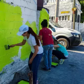 El mural "El Ave de los Sueños" se pintó en las fachadas de casas en el Cerro de la Campana.