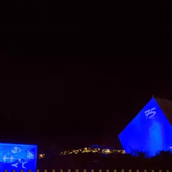 El Tec de Monterrey inició los festejos por su 75 aniversario con un espectáculo de luz azul en sus edificios más emblemáticos en el campus Monterrey.