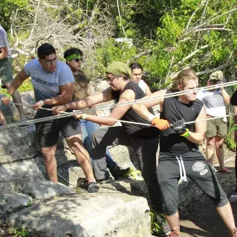 alumnos en la sima de las cotorras