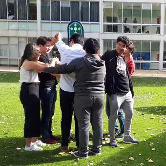 Alumnos salen a realizar una actividad en equipo