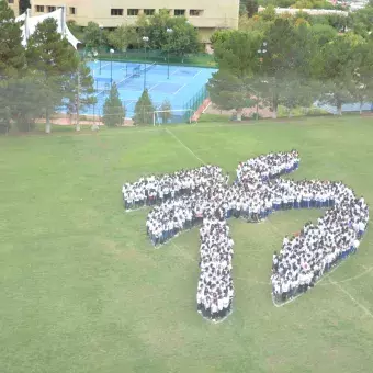 En Chihuahua, alumnos formaron el número 75 como parte del festejo.