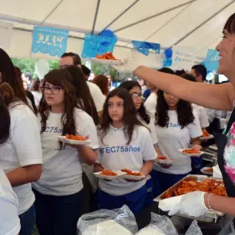 Los tradicionales chilaquiles fueron repartidos en campus Chihuahua.